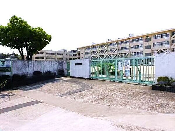 岸部第二小学校 860m