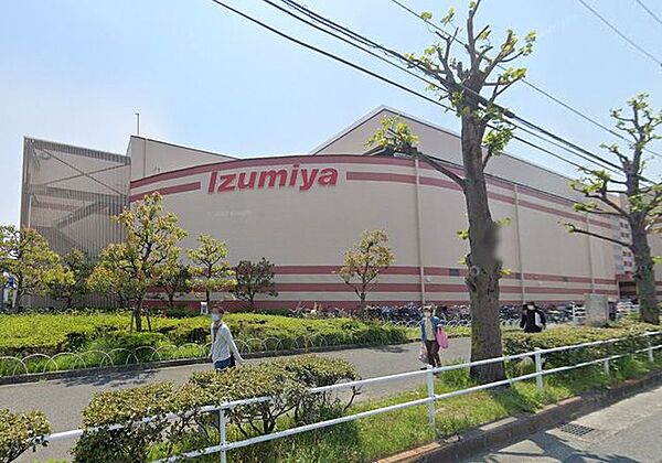イズミヤショッピングセンター 千里丘 740m