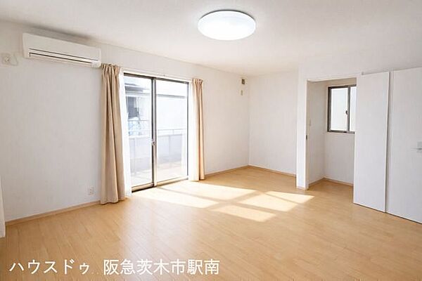 大きな窓から光が差し込む、開放感あふれる明るいリビング空間です。