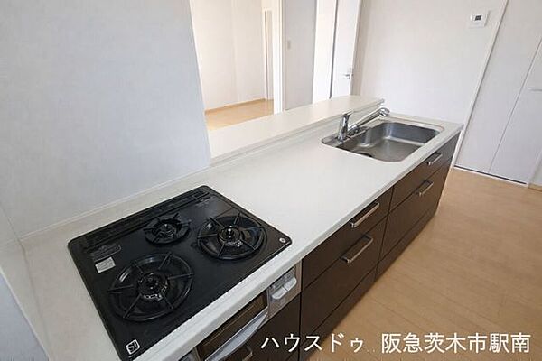 明るい対面キッチンでリビングを見渡せる開放的な空間です。