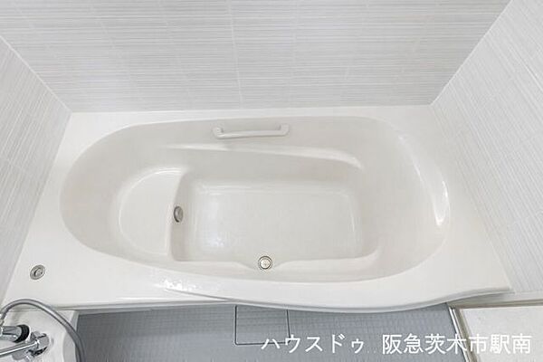 窓からのやわらかな光が入る、ゆったりとくつろげるバスルーム空間です。