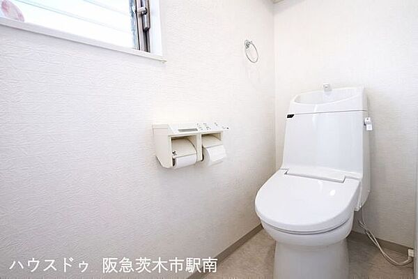 清潔感あふれる明るいトイレ空間で、窓付きの快適な空間です。
