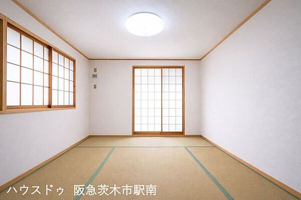やわらかな光が差し込む、落ち着きと開放感のある和室空間です。