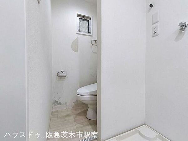 トイレに小窓あります