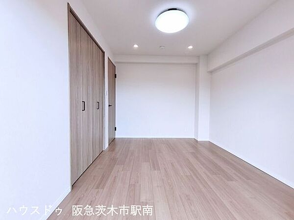 洋室　6.5帖のお部屋バルコニーに面しています。