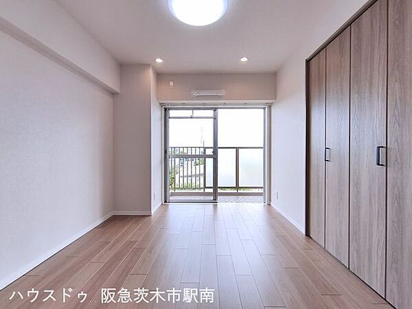 洋室　6.5帖のお部屋バルコニーに面しています。