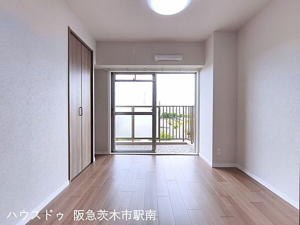 洋室　4.9帖のお部屋バルコニーに面しています。