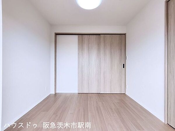 洋室　4.9帖のお部屋バルコニーに面しています。