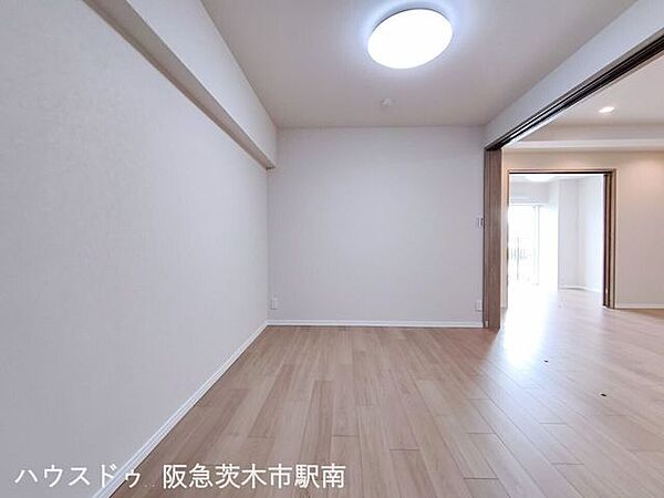サービスルーム　5.8帖のお部屋リビングと続き間になります。