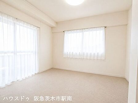 収納付きで使い勝手の良い洋室（※イメージ画像処理）