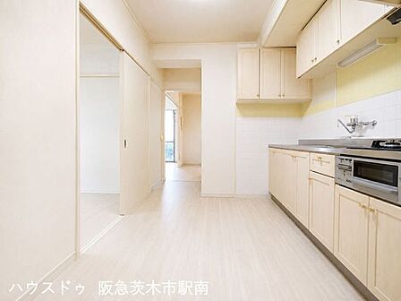 収納豊富で使い勝手の良いキッチン（※イメージ画像処理）