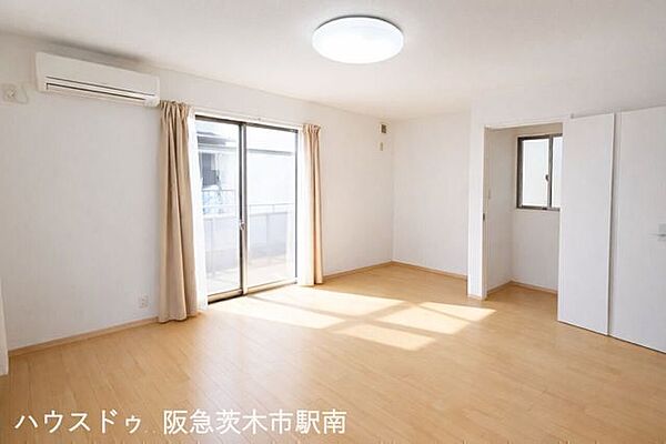 大きな窓から光が差し込む、開放感あふれる明るいリビング空間です。