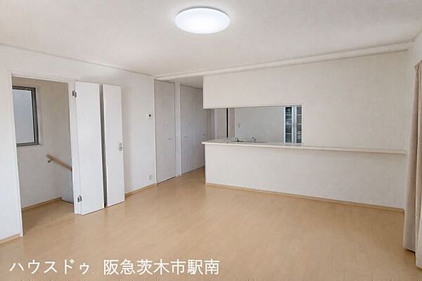 陽当たり良好で開放感ある明るいLDK空間です。