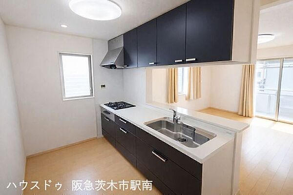開放感ある対面キッチン。リビングを見渡しながら料理が楽しめます。