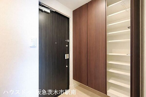 収納力豊富でスッキリ使える、ゆとりある玄関空間です