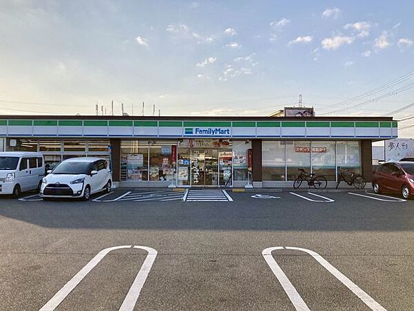 ファミリーマート 茨木鮎川店 670m