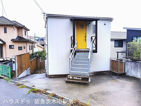 入口は2階入り口と1階勝手口からの2カ所あります。