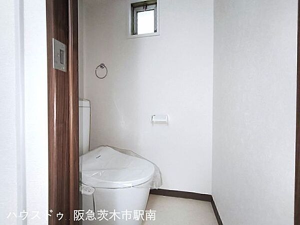 トイレに小窓あります