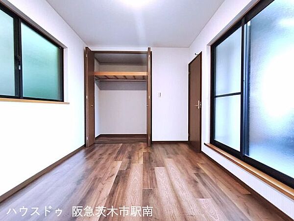 ベランダ側　6畳の洋室