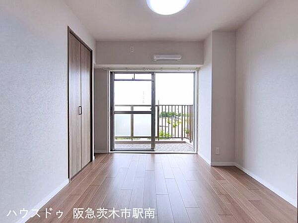 洋室　4.9帖のお部屋バルコニーに面しています。
