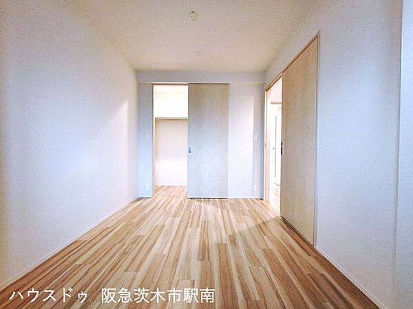 洋室6.7帖のお部屋、ウォークインクローゼットがあります