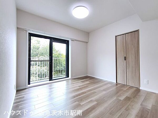 5.4帖のお部屋　西側バルコニーあります