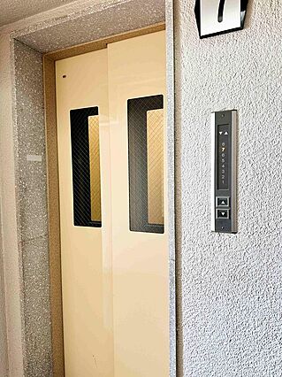 共用エレベータ...