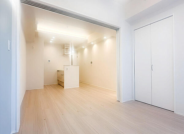 南東向きのお部屋。8.7帖のLDKと、4.9帖の洋室が可動式の間仕切りでつながったタイプのお部屋。