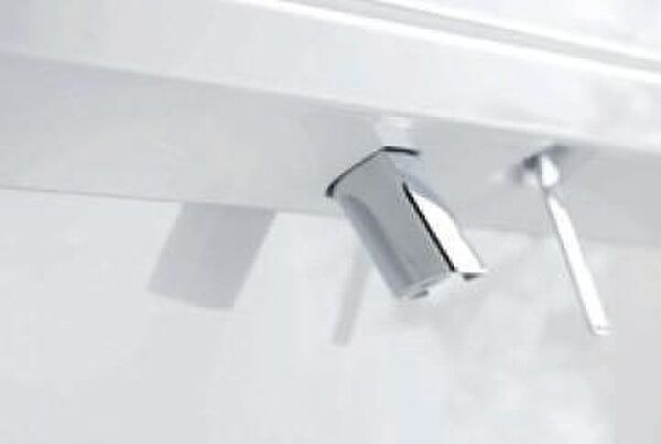 【お掃除ラクラク水栓】 上から水が出るので水栓まわりに水がたまらず、お掃除が簡単です。