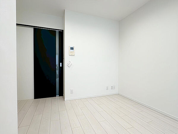 5.6帖のDKと6帖の洋室は南西向き。可動式の間仕切りで仕切られているため、広い一部屋としてご利用することもできる機能的なお部屋です。