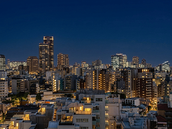 バルコニーからは代官山の低層住宅街と、遠くに港区の高層ビル群を望む開放的な眺望が広がります。都心にいながら空の広さを感じられる住環境です。※一部画像はAI加工を含みます。