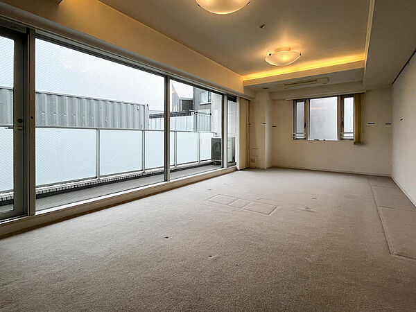 南西向き角部屋ならではの明るさと開放感。陽当たり良好なバルコニー付きで、心地よい暮らしを叶えます。