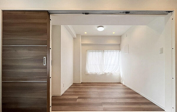 角部屋ならではの豊かな採光により、室内全体が明るく、朝はやわらかな日差しがベッドまで差し込みます。自然光に包まれた心地よい目覚めが叶う、快適性の高い居住空間です。