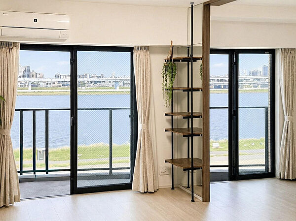 開放感あふれるLDKからは、広がる水辺の景色を一望。視界を遮るものが少なく、都心にいながら自然の移ろいを感じられる心地よい住空間です。