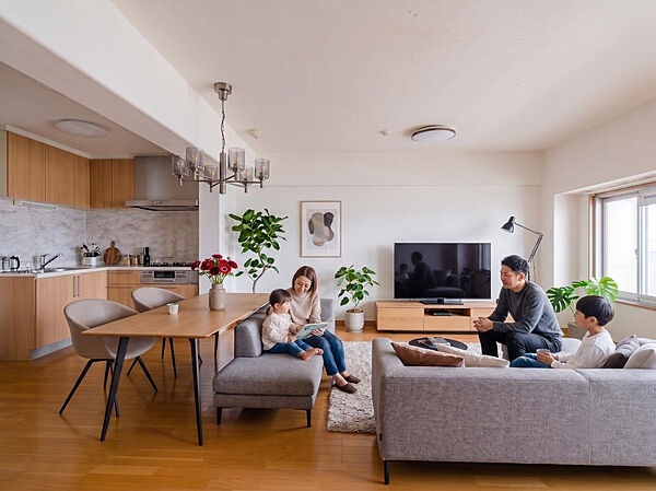15帖のLDKは南西向き。広々とした居住空間です。※家具と人はCGです