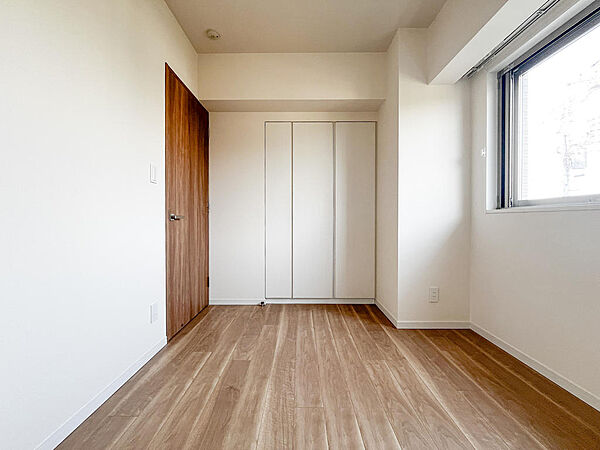 使い勝手の良い洋室は、家具の配置がしやすい整った間取りが魅力。ライフスタイルに合わせて自由にレイアウトでき、快適なプライベート空間を実現します。