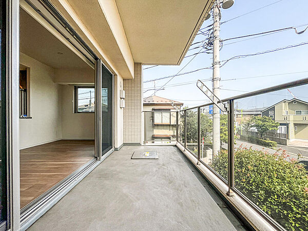 南向きバルコニーで陽当たり良好。約2mのゆとりある広さがあり、洗濯物も気持ちよく干せます。ガーデニングやティータイムなど、ご自宅で心地よいひとときをお楽しみいただけます。