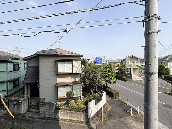 ゆとりあるバルコニーからは開放感のある眺望が広がります。前面道路に面しているため視界が抜けており、明るく心地よい住空間をお楽しみいただけます。