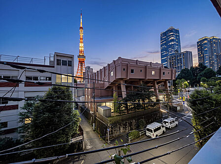 目の前に東京タワーを望む、圧巻の眺望。都心の景色を身近に感じられる贅沢なロケーションです。