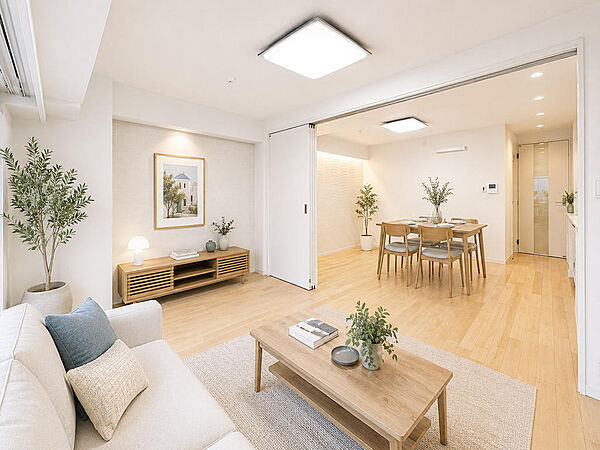 左手の引き戸が、住まいの可変性を演出。リビングとダイニングをひと続きに使うことも、空間を分けて使うこともでき、暮らしに合わせて自在にレイアウトできます。家具はAI生成。