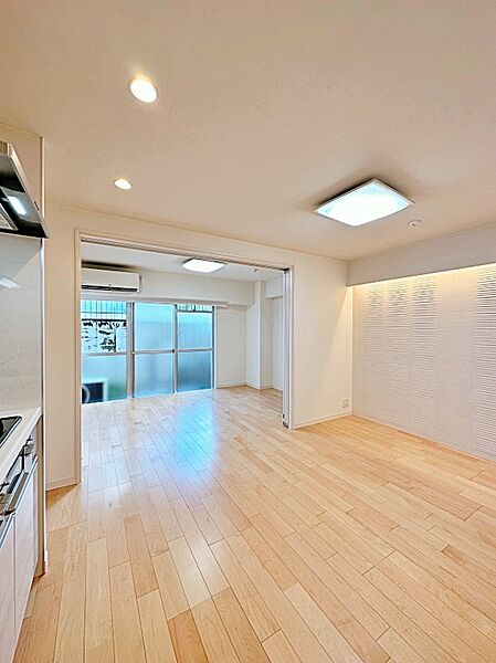 キッチンと一体感のある、すっきりとしたLDK。家具の配置もしやすく、コンパクトながら心地よく過ごせる空間です。