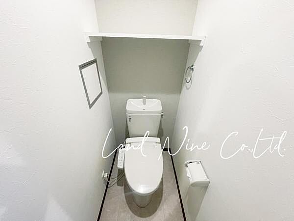 【ウォシュレット付きトイレ】快適な温水洗浄便座仕様のトイレ。清潔感のあるカラーリングです。