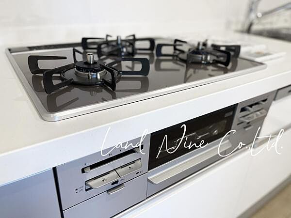 【3口コンロで調理効率ＵＰ】調理が効率的に捗る3口コンロ仕様です。煮る、蒸す、焼くの工程を同時進行で進めることも可能で、クッキングタイムもより一層楽しくなりそうです。
