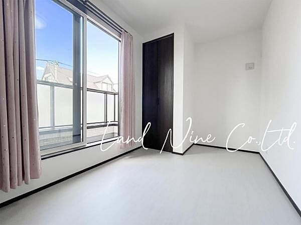 【バルコニーに面して明るいお部屋♪】 ◆バルコニーに面した居室です。自然の光と風を存分に取り入れられる爽やかな一室です。