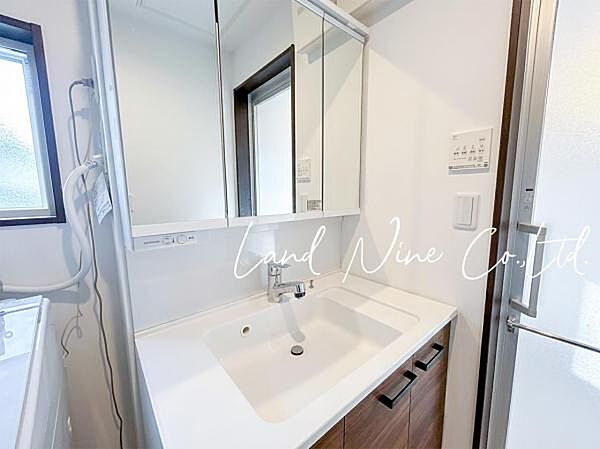 【くもり止め機能付き♪三面鏡洗面台に新規交換済み】 ◆鏡の裏が大容量の収納スペースタイプの洗面台です。くもり止め機能付きで快適な使い心地。