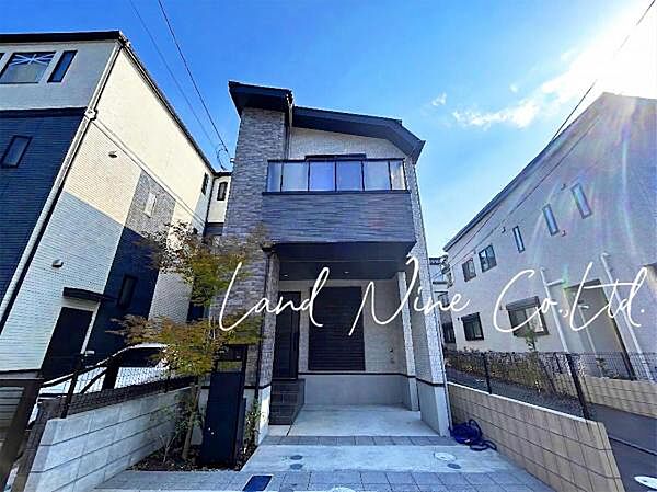 【閑静な住宅街に佇む家】 ◆近隣は静かで穏やかな住宅街が広がっています。都会の喧騒から離れ、のんびり静かにお過ごしいただけます。