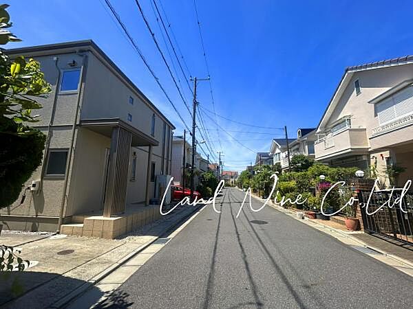 【充実の設備仕様】 ◆カーススペース2台分 ◆太陽光発電システム ◆オール電化 ◆吹き抜け仕様 ◆追焚給湯 ◆シャワー付き洗面台等
