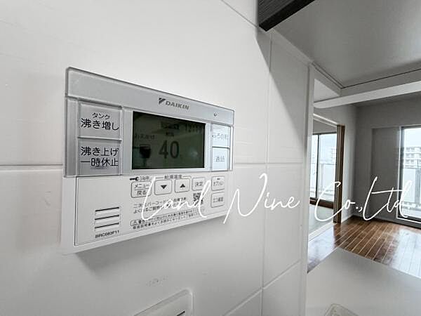 【追焚機能付き給湯器】 ◆自動お湯張り機能付きの便利な設備です。追焚機能で水道代の節約にもつながります。