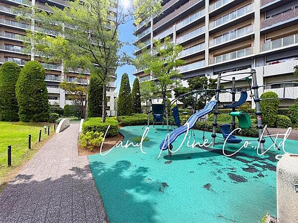 【マンション敷地内に公園あり♪】 ◆敷地内にある緑豊かな公園です。小さなお子様の遊び場としても安心して使用いただけます。