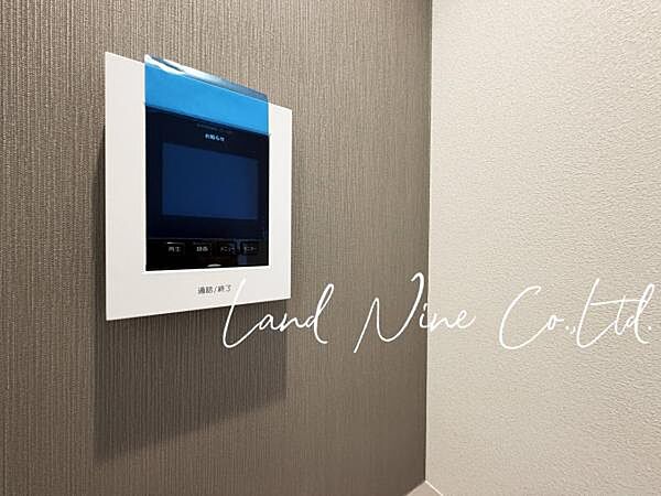 【TVモニター付きインターフォン】 ◆玄関のドアを開けることなく来客の顔や声を確認できる、防犯性の高い設備です。